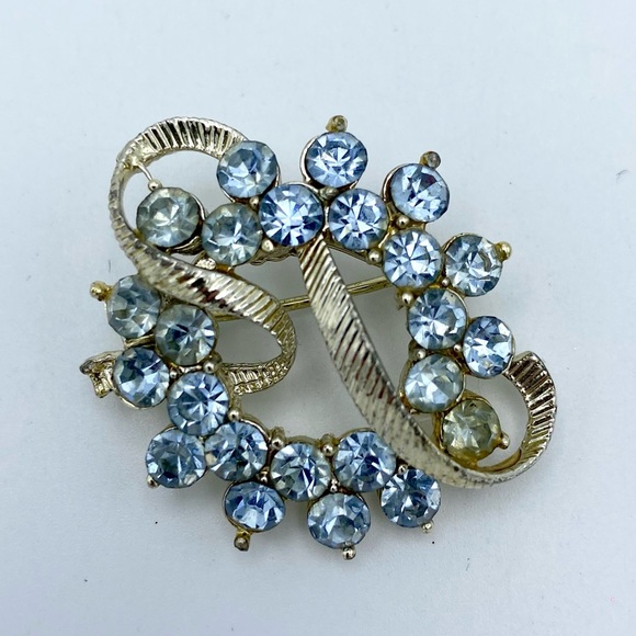 Vintage Pale Blue Multi Faceted Faux Gems Ribbon Wreath Brooch Pin Pale Gold Tne - Picture 8 of 12